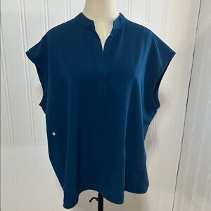 Figs Rafaela Oversized Scrub Top Women’s XL in a Sea  Blue